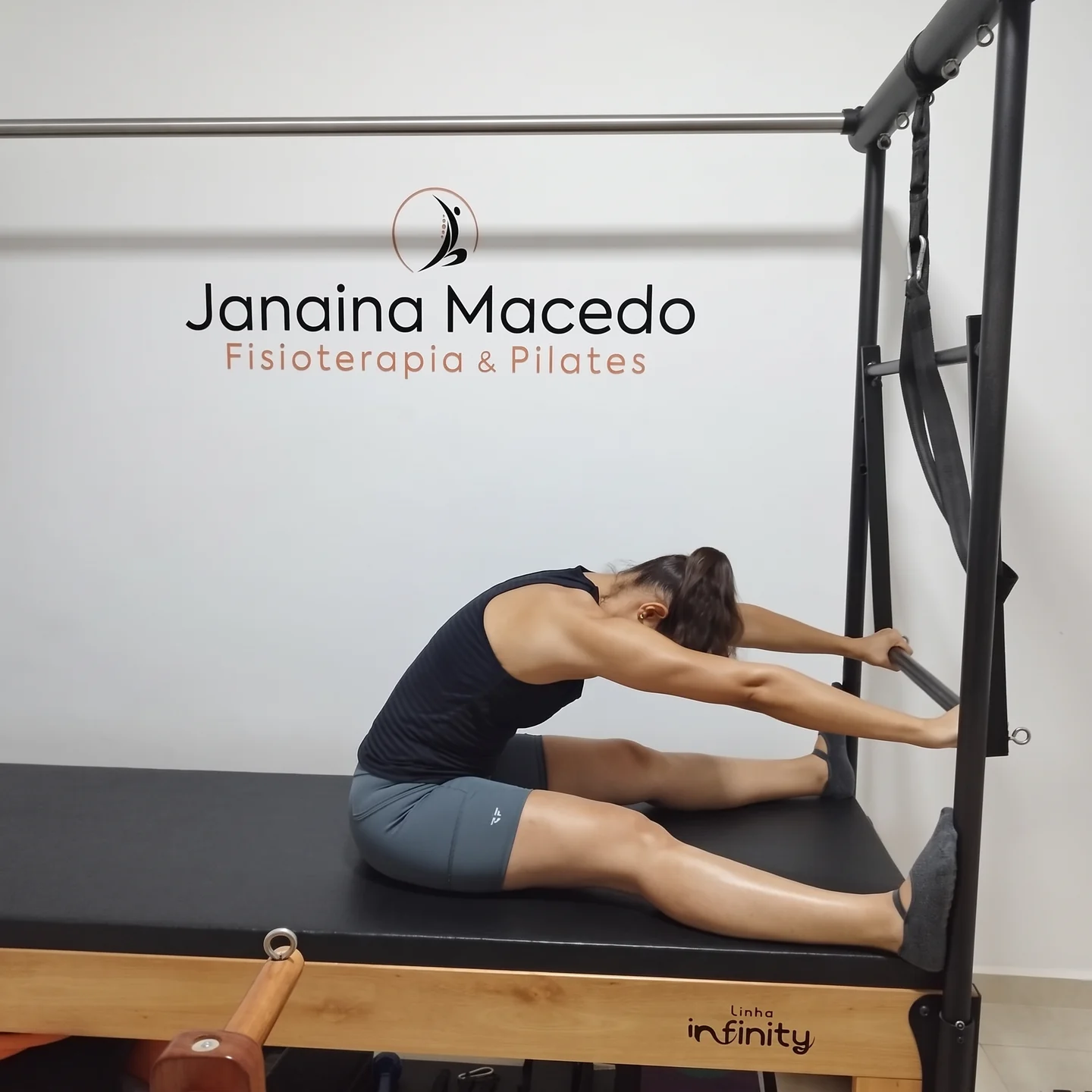 Alongamento no Cadillac durante uma aula no Studio Janaína Macedo